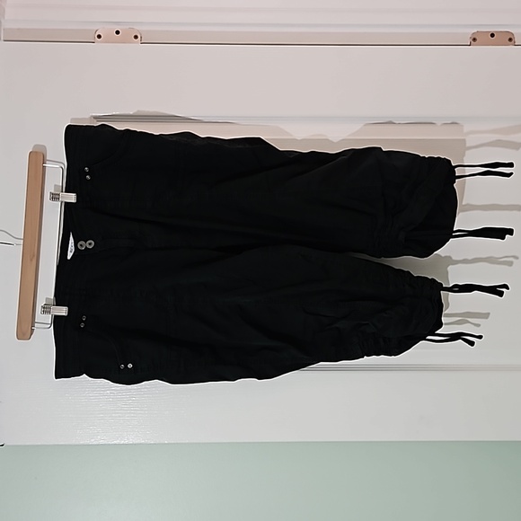 Ricki's black cargo capri shorts - Picture 1 of 5